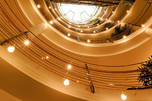 Zentrales Foyer mit Glasdach